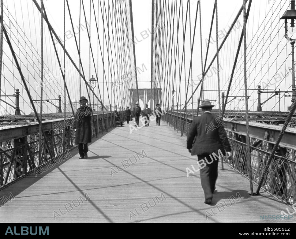 New York (USA), Brooklyn Bridge. (1869-83 erbaut von Johann und Washington Röbling). Der Fußgängersteg. Foto, 1905 (Waldemar Abegg).