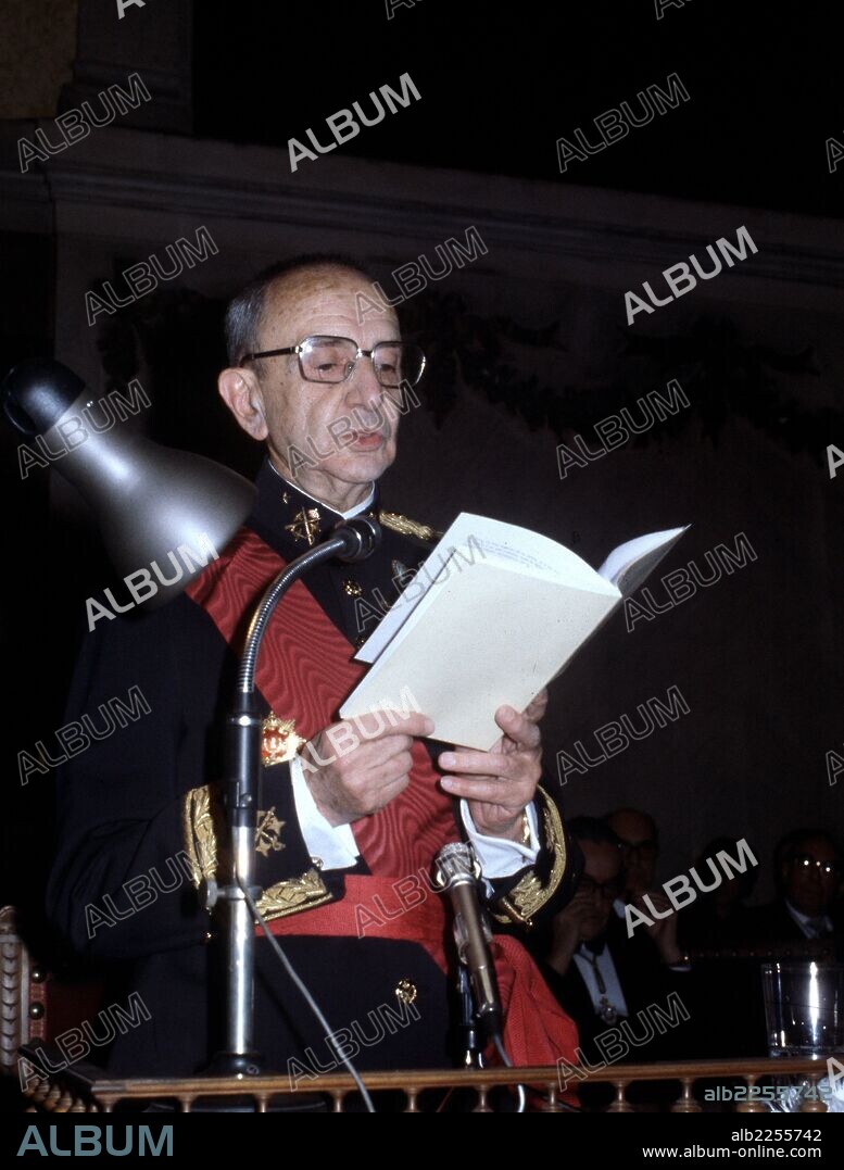 DIEZ ALEGRIA, MANUEL. MILITAR POLITICO Y ESCRITOR ESPA¿OL.BUELNA 1906-1987. FOTO LEYENDO SU DISCURSO DE INGRESO EN LA ACADEMIA DE LA LENGUA, A¿O1980.