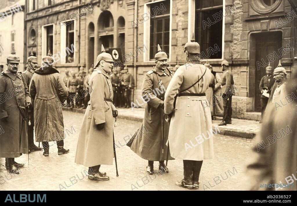 Guerra mundial 1914-1918. El kaiser Guillermo II con el general von Einem en la plaza del mercado de Vouziers (Francia). Año 1915.