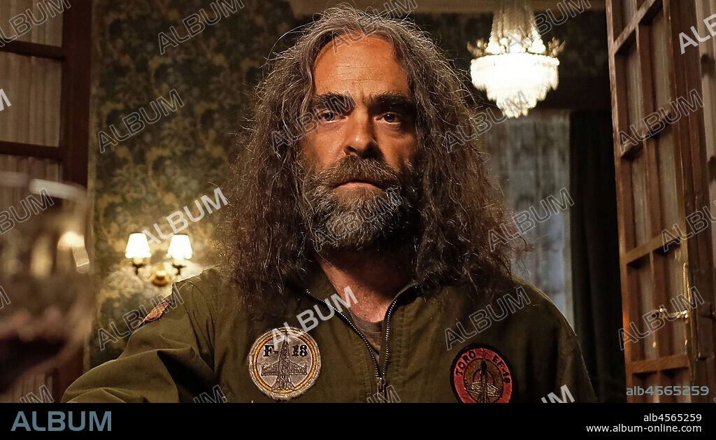 LUIS TOSAR en VENTAJAS DE VIAJAR EN TREN, 2019, dirigida por ARITZ MORENO. Copyright ogical Pictures / Morena Films / Señor & Señora.
