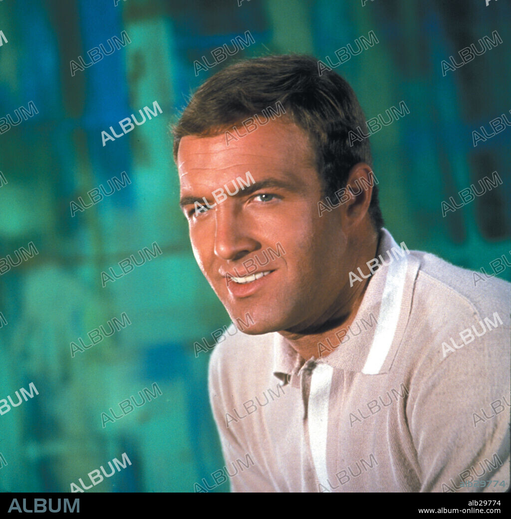 JAMES CAAN in COUNTDOWN, 1968, directed by ROBERT ALTMAN. Copyright WARNER BROTHERS.