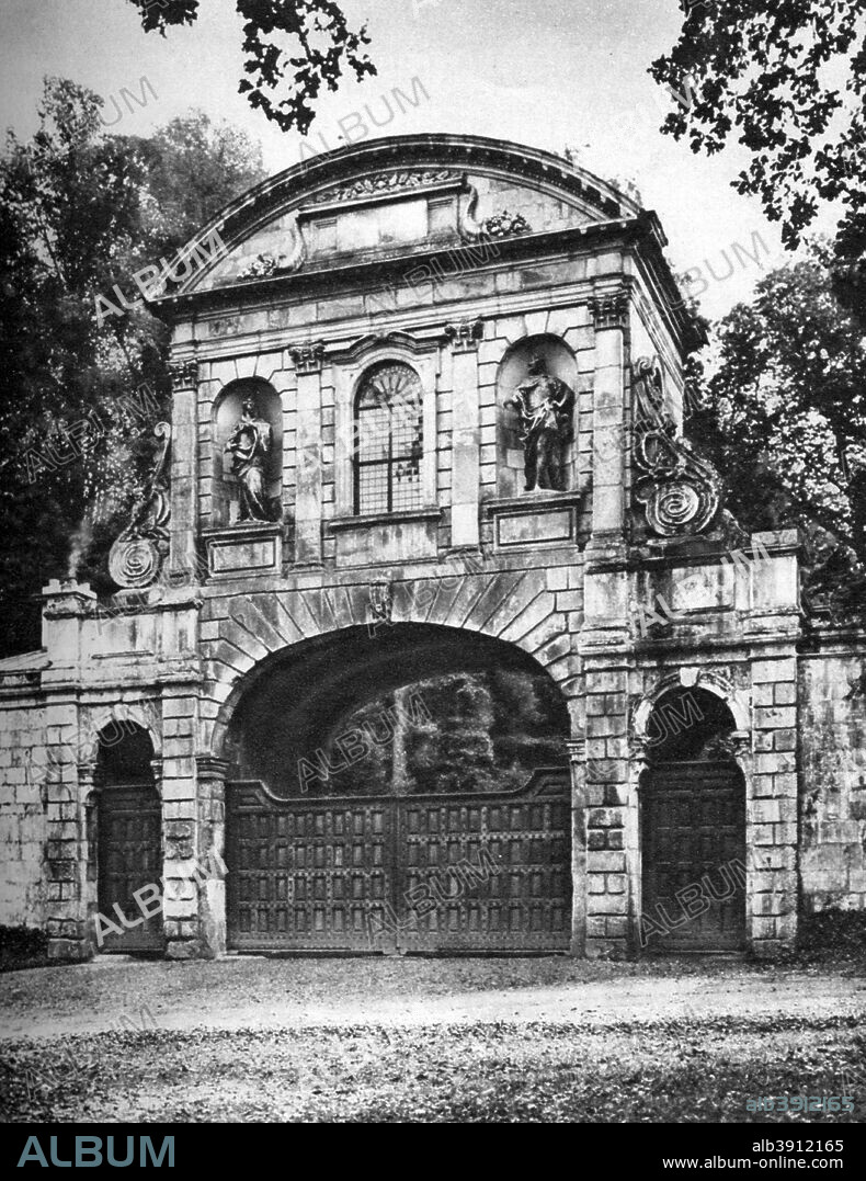 Temple Bar, Theobalds Park, near Cheshunt, Hertfordshire, 1926-1927. Originally one of the gates into the City of London, it was rebuilt after the great fire by Sir Christopher Wren in 1672. In the late 19th century it was dismantled and moved to Theobalds Park, belonging to Sir Henry Meux. Over a hundred years later it was moved back to London again and re-erected as an entrance to the Paternoster Square redevelopment near St Paul's Cathedral. It opened to the public in 2004. Illustration from Wonderful London, volume I, edited by Arthur St John Adcock, published by Amalgamated Press (London, 1926-1927).