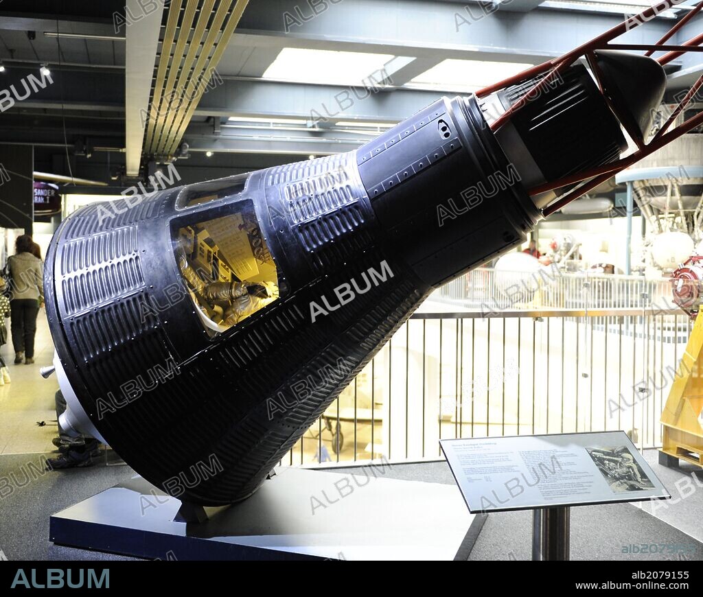 Reproducción de la nave MERCURY, 1961Replica de una Capsula Mercurio. El Mercury-Atlas 6 fue una misión tripulada del programa Mercurio de los de Estados Unidos, lanzada el 20 de febrero de 1962 usando un cohete Atlas. La cápsula fue llamada Friendship 7 y fue la primera nave estadounidense en situarse en órbita terrestre, pilotada por el astronauta John Glenn. En la parte superior del mercurio es un sistema de escape. Se compone de un cohete de combustible sólido rojo que separa la nave espacial desde el lanzador en el caso de un accidente y permite ahorrar un aterrizaje con el sistema de paracaídas normal. Todas las cápsulas espaciales tripuladas estadounidenses aterrizaron en el océano. Deutsches Museum (Museo de la Ciencia y la Tecnología). Munich. Alemania. Europa.
