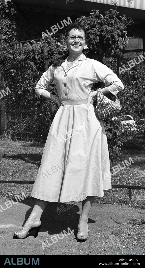 Oslo 1957-06-20 actor Mona Hofland shows fashions. Here in a light dress and with basket on the arm. Photo: NTB / NTB.