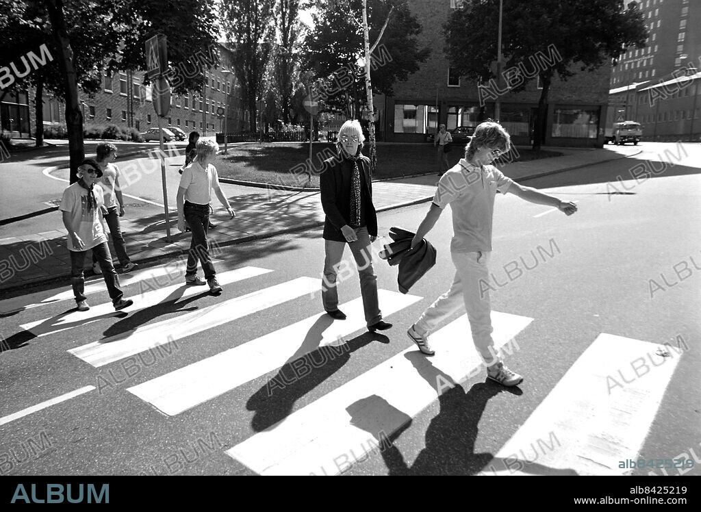 STOCKHOLM 1981-08-05. Popbandet Gyllene Tider gör en "Abby Road" på Ringvägen i Stockholm, dvs de går över ett övergångsställe som The Beatles gjorde på skivomslaget till albumet Abbey Road. Fr.v. Göran Fritzon, Mats "MP" Persson, Micke "Syd" Andersson, Per Gessle och Anders Herrlin. Foto: Per Kagrell / EXP / TT kod 26.