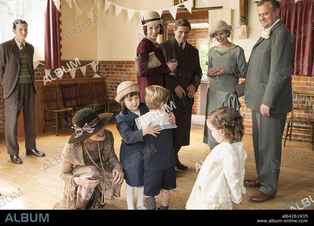 ALLEN LEECH, ELIZABETH McGOVERN, FIFI HART, HUGH BONNEVILLE, LAURA CARMICHAEL und MICHELLE DOCKERY in DOWNTON ABBEY, 2010, unter der Regie von JULIAN FELLOWES. Copyright CARNIVAL FILMS. Season 6 Episode 3.