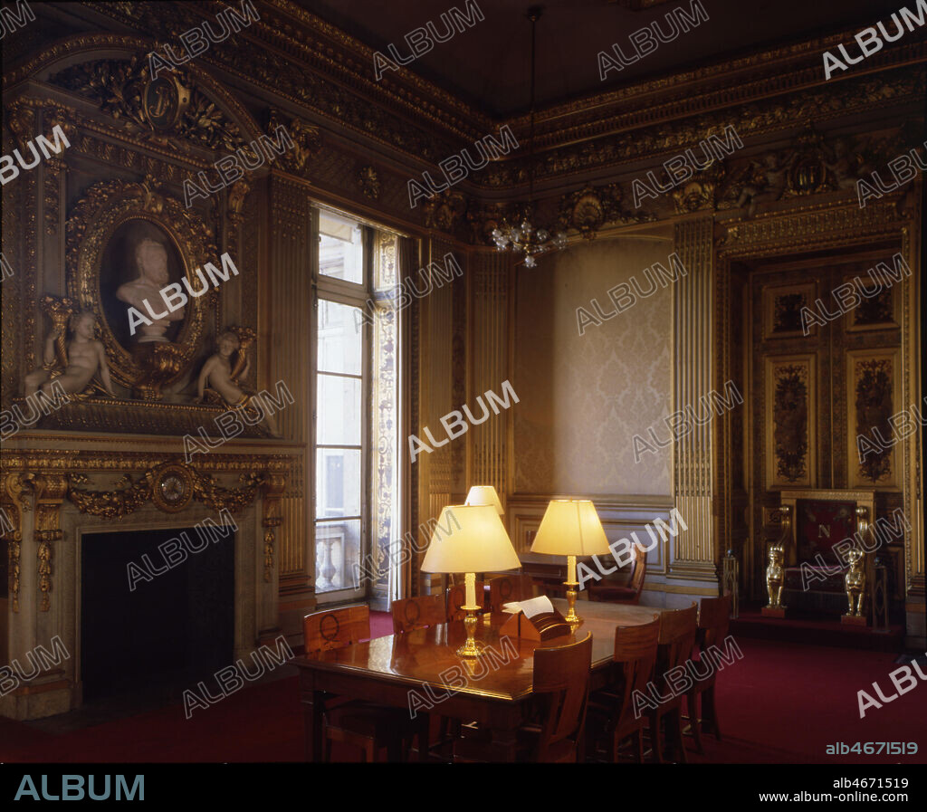 Le Salon Victor HUGO (1802-1885) et un trone napoleon au sein du Senat francais. Credit: Photo Migny/KHARBINE-TAPABOR.