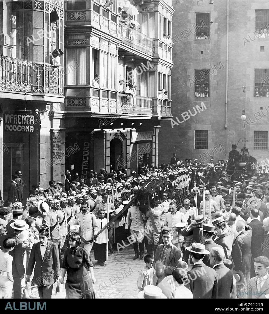 Septiembre 1913. Manifestación de Duelo. Entierro del infortunado capitán de Numancia, D. Andrés Tejada, que Fue Asesinado por un brigada de su compañía.