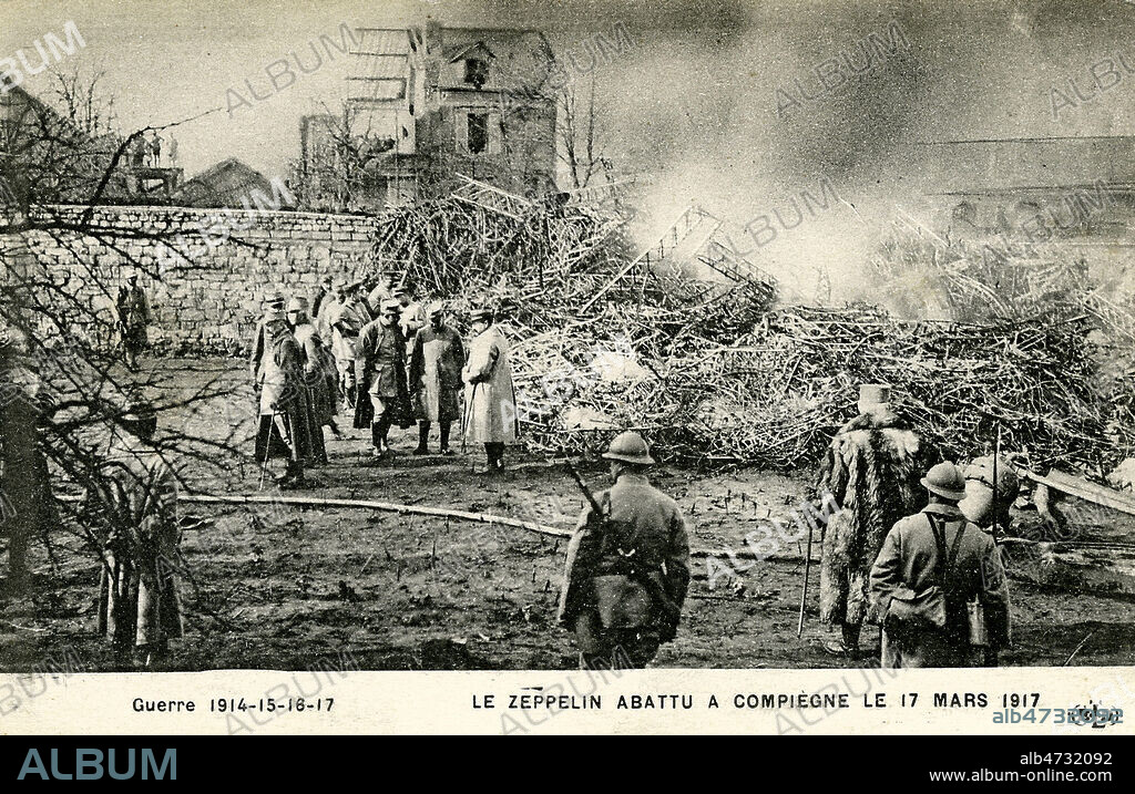 'Les Zeppelins sur Paris - Carcasse d'un zeppelin abattu a Compiegne le 17 mars 1917'. Carte postale de la guerre 14-18. Credit : Jean Vigne/KHARBINE-TAPABOR.