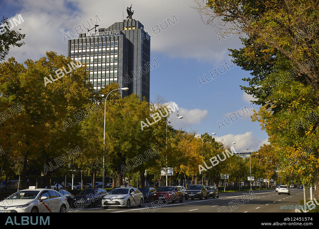 Madrid, 07/11/2024. Paseo de la Castellana. Fachada del edificio de la Mutua Madrileña. Tráfico rodado y peatones. Foto: Guillermo Navarro. ARCHDC.