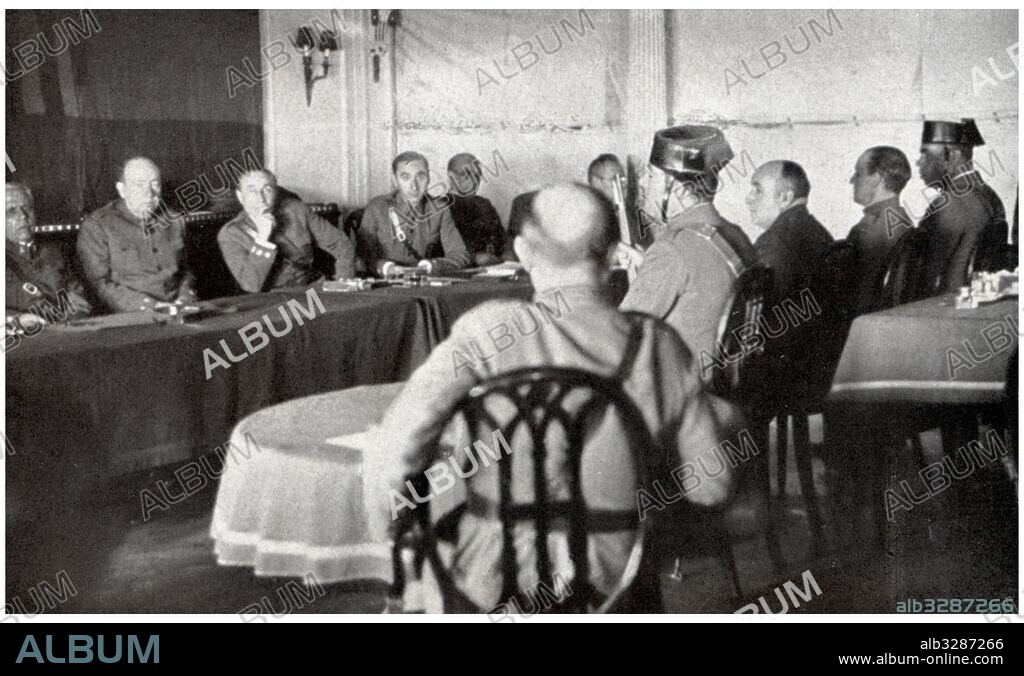España. Catalunya. Guerra civil (1936-1939). Juicio a los generales Manuel Godet Llopis (1882-1936) y Álvaro Fernández Burriel (1879-1936), celebrado en el buque prisión Uruguay, por su levantamiento en armas contra el gobierno de la república; fueron condenados a muerte y fusilados en el castillo de Montjuich. Barcelona, agosto de 1936.