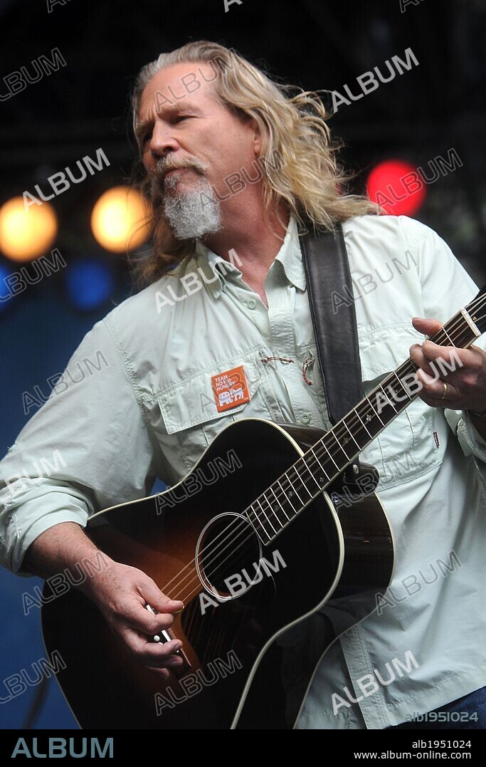 Sept. 4, 2012 - Charlotte, North Carolina, USA - JEFF BRIDGES and the Abiders performs on the main stage at the Carolina Fest street fair before rain cut the concert short, on the eve of the Democratic National Convention (DNC) on September 3 2012 in Charlotte, North Carolina. 04/09/2012