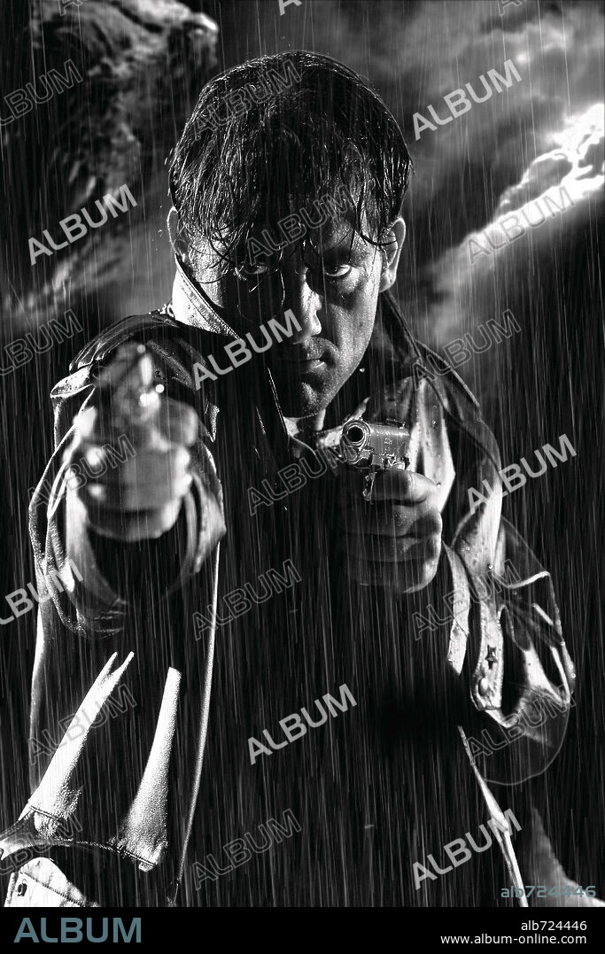 CLIVE OWEN en SIN CITY: CIUDAD DEL PECADO, 2005 (SIN CITY), dirigida por FRANK MILLER y ROBERT RODRIGUEZ. Copyright DIMENSION FILMS.
