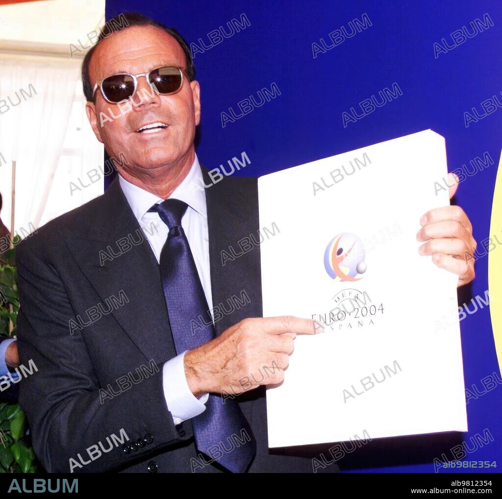 Vertical Barcelona, 05/26/99. Julio Iglesias Promoting the candidacy of Spain 2004, today in Barcelona Photo: Miguel Berrocal.
