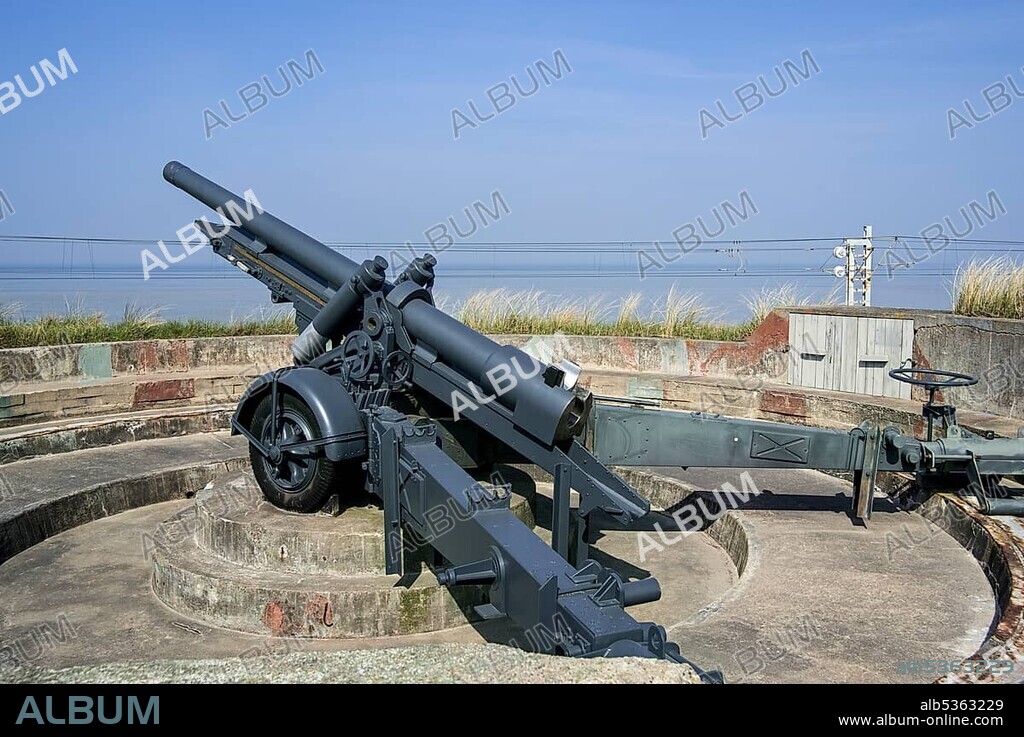 Canon de 12 cm L mle 1931, 120mm howitzer, Belgian field gun at Raversyde Atlantikwall, Open Air Museum Atlantikwall in Raversijde, Belgium