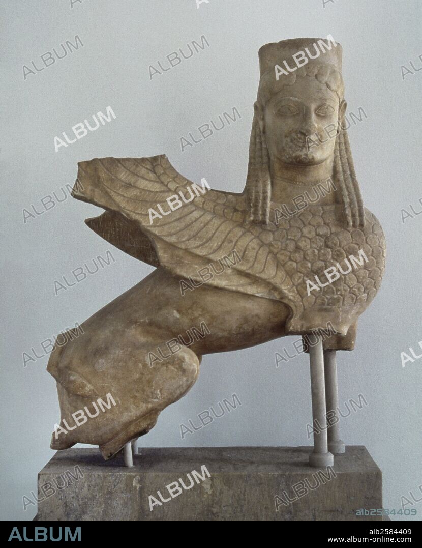 ARTE GRIEGO. PERIODO ARCAICO. GRECIA. SPHINX que coronaba una estela mortuoria. Data del año 570 a. C. aproximadamente y fue hallada en Spata (Atica). Museo Arqueológico Nacional. Atenas.
