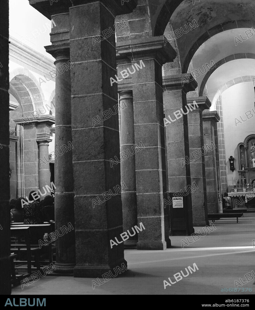 MANUEL TURRILLO. PILARES CUADRADOS CON COLUMNAS DORICAS ADOSADAS QUE SEPARAN LA NAVE CENTRAL DE LAS LATERALES - SIGLO XVIII - B/N - AÑOS 60.