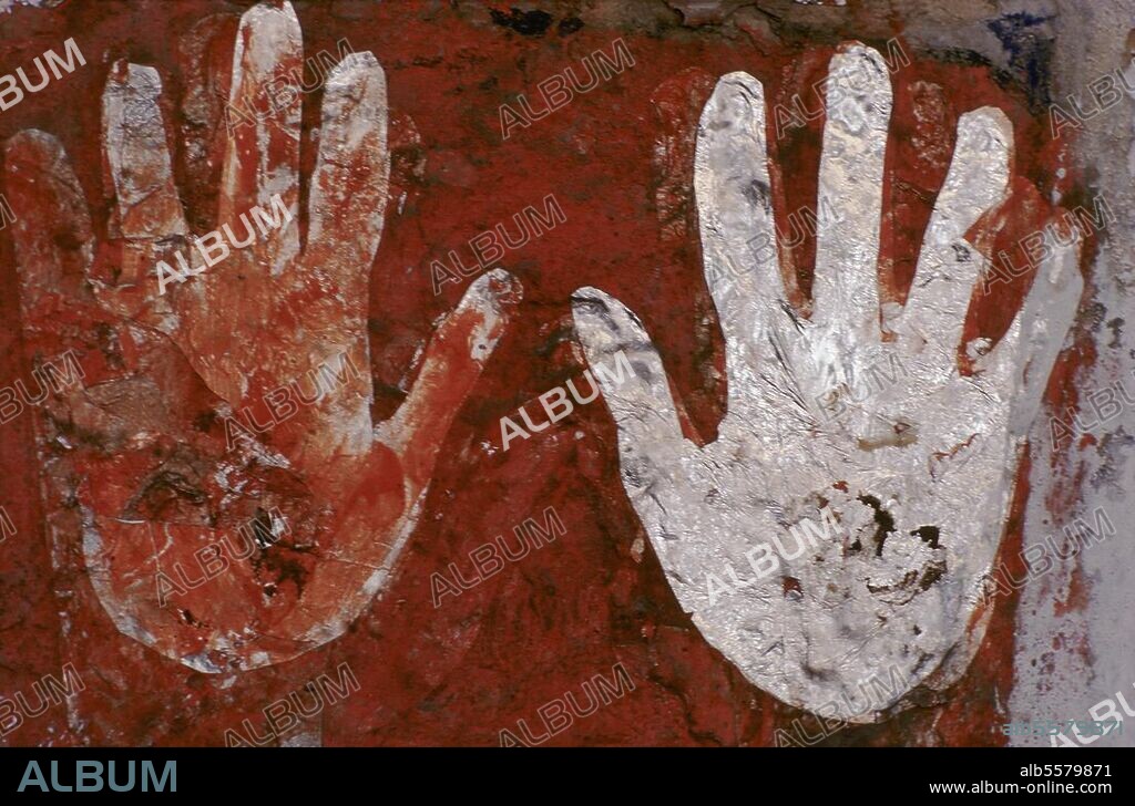 Udaipur (Rajasthan, Nordwest-Indien).-Sati-Hände.-/ (Symbolische Handabdrücke einer Sati;-im Hinduismus Bezeichnung für Witwen, die ihrem verstorbenen Mann durch Selbstverbrennung in den Tod folgten, um im Jenseits mit ihm vereint zu werden). Foto, undatiert.