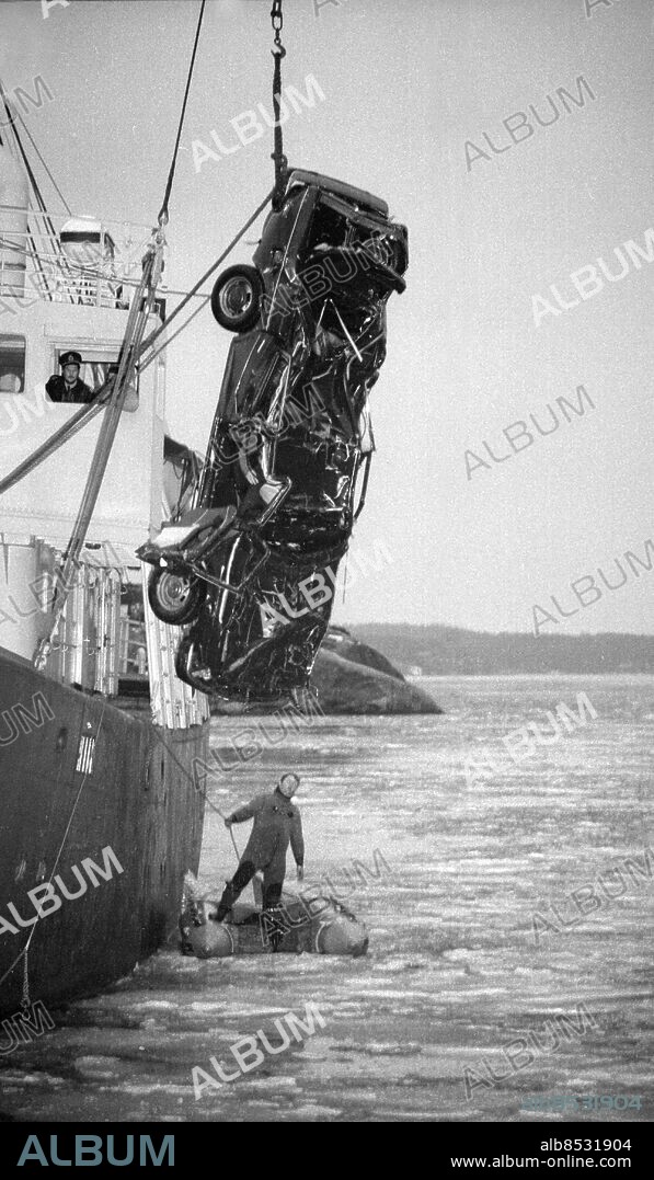 Stenungsund - Almön - 1980-01-18 - Tjörnbron - Almöbron - rasar efter att ha blivit påseglad av fartyget Star Clipper - flygbild -. Två dagare efter olyckan bärgas bilarna som kört ner från bron- *** Local Caption *** Krep - Finns i pärm märkt Tuveraset och Tjörnbroraset . BROR AUGUSTSSON.