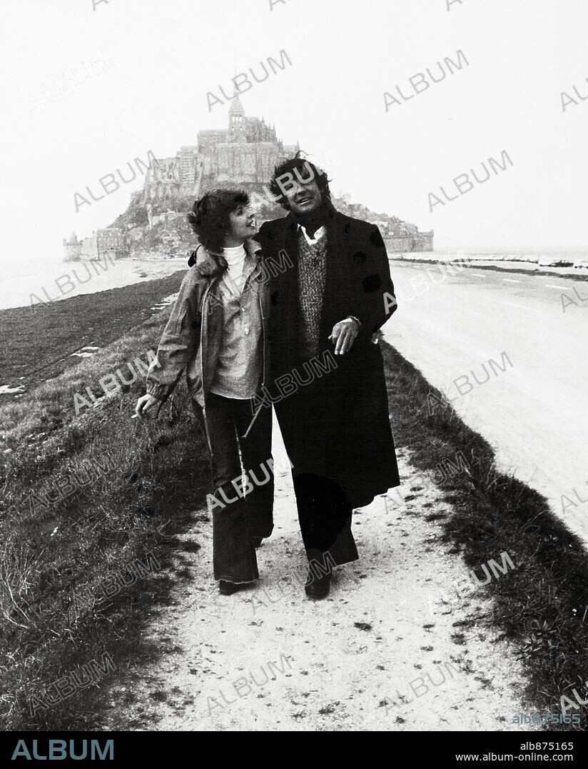PAMELA VILLORESI and RICHARD JOHNSON in TAKE ALL OF ME, 1976 (DEDICATO A UNA STELLA), directed by LUIGI COZZI.