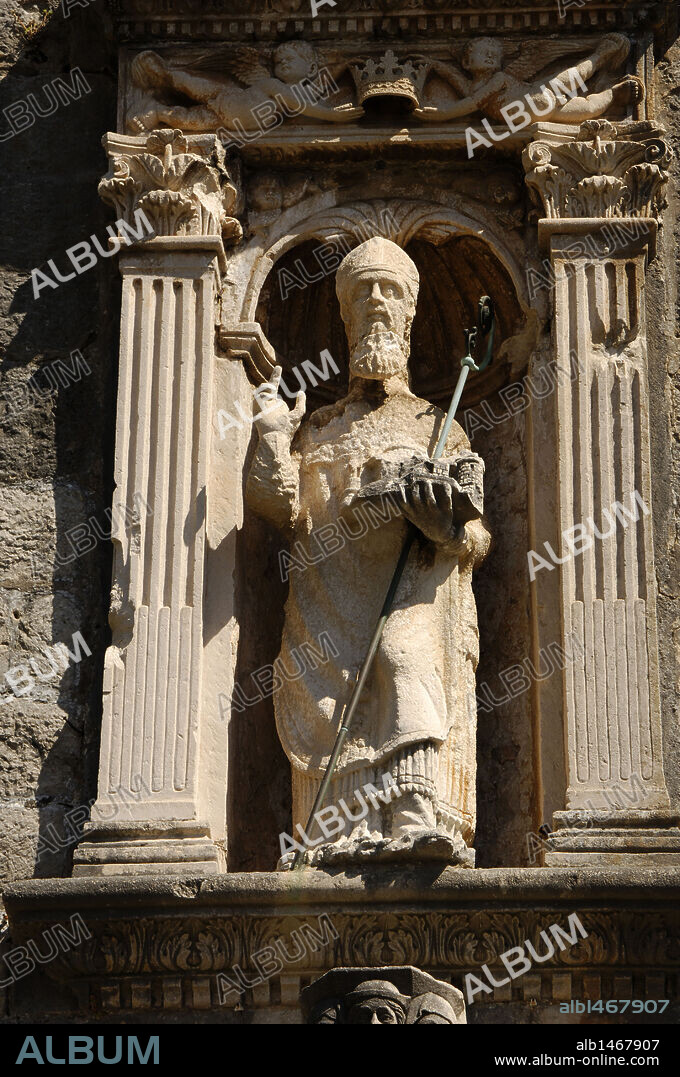 Estatua de SAN BLAS situada en la puerta de entrada al barrio Medieval (Pile Gate). Dubrovnik. Croacia.