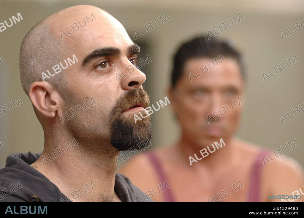 CARLOS BARDEM y LUIS TOSAR en CELDA 211, 2009, dirigida por DANIEL MONZON. Copyright MORENA FILMS.