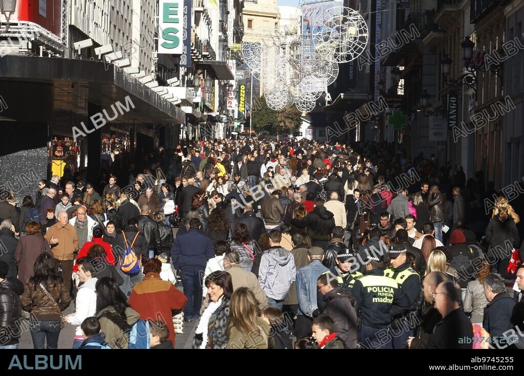 Madrid. 07/01/2012. Multitud de personas de compras por la calle Preciados de Madrid.