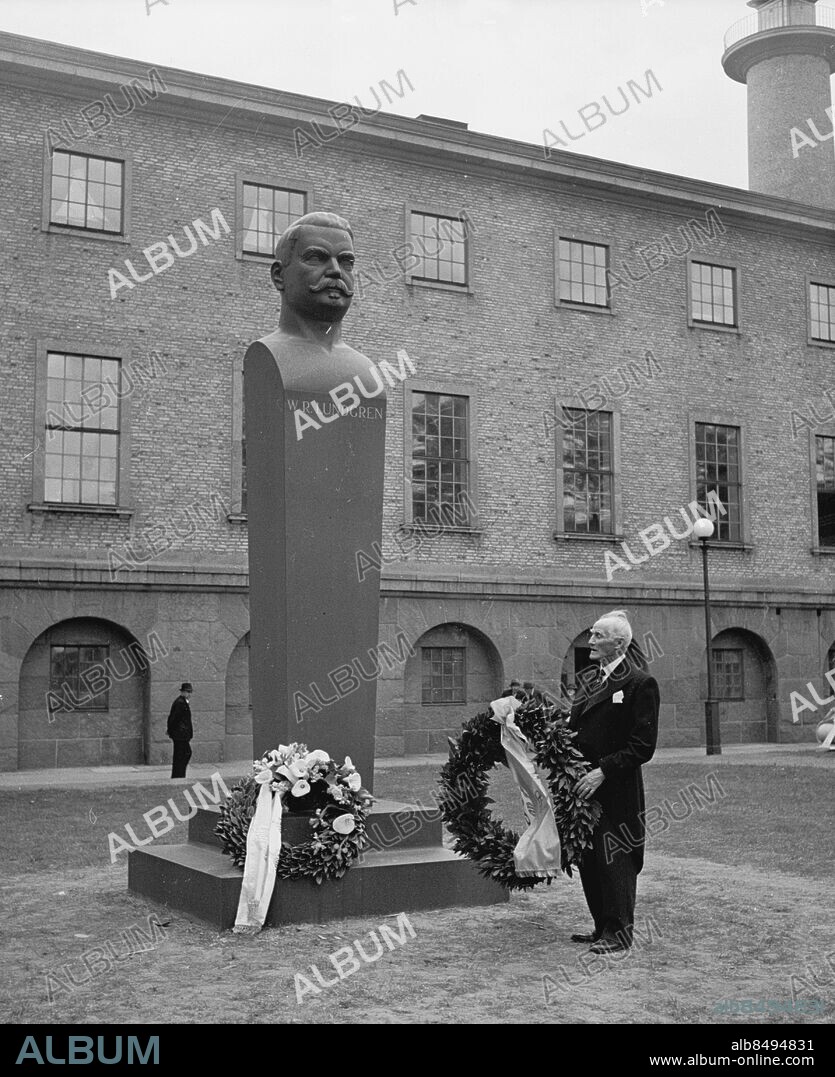 Göteborg Maj 1946. Avtäckning av Wilmhelm R. Lundgren-statyn utanför . Sjöfartsmuséet - Hugo Hammar med krans -. Foto: Kamerareportage *** Local Caption *** . KAMERAREPORTAGE.