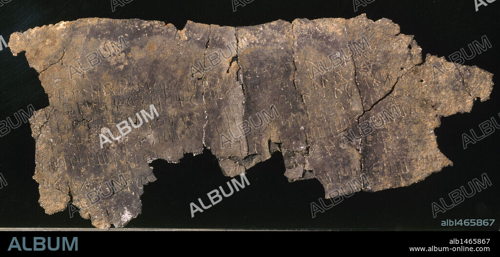 ARTE IBERICO. INSCRIPCION IBERICA sobre plomo. Procede del Castell de la Fosca. Museo Arqueológico de Girona. Cataluña.