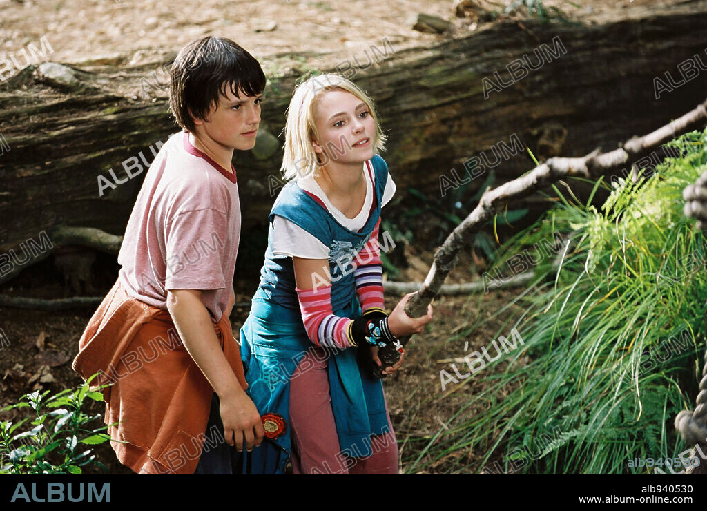 ANNASOPHIA ROBB and JOSH HUTCHERSON in BRIDGE TO TERABITHIA, 2007, directed by GABOR CSUPO. Copyright WALT DISNEY PICTURES.