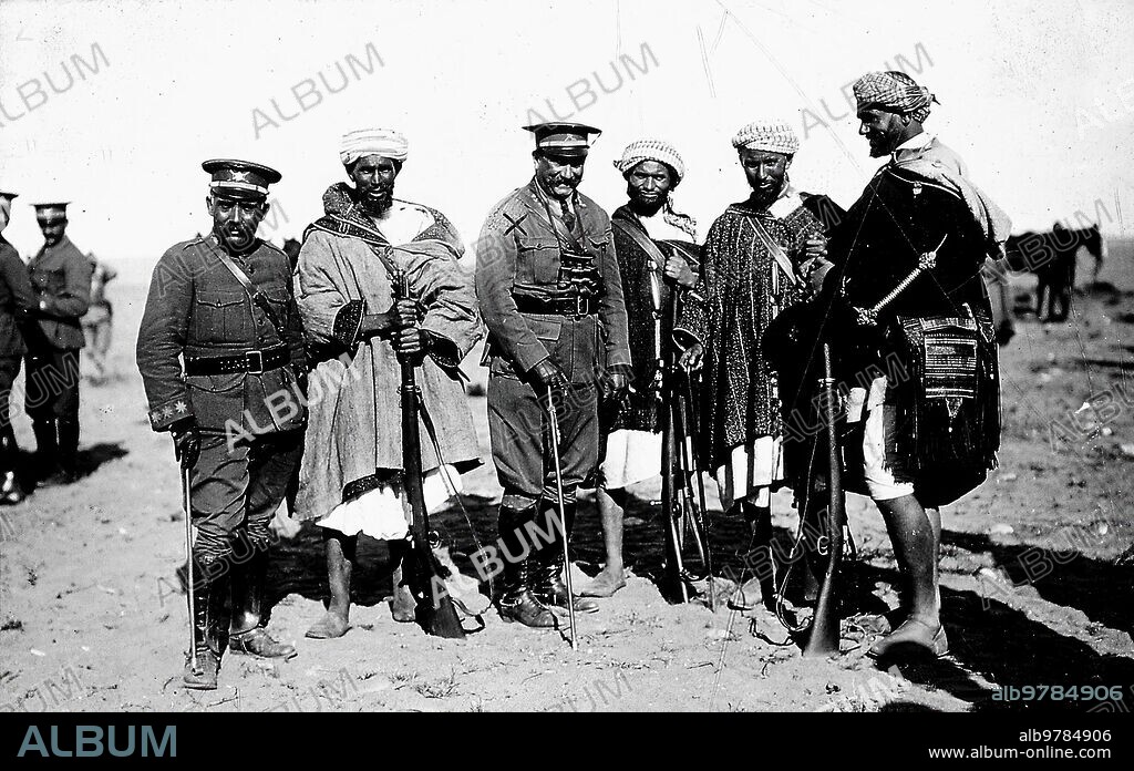 25 abril 1921. La acción de España en Marruecos.  2.- el general Berenguer (X) con el coronel Castro y los cuatro Principales Jefes de Gomara.