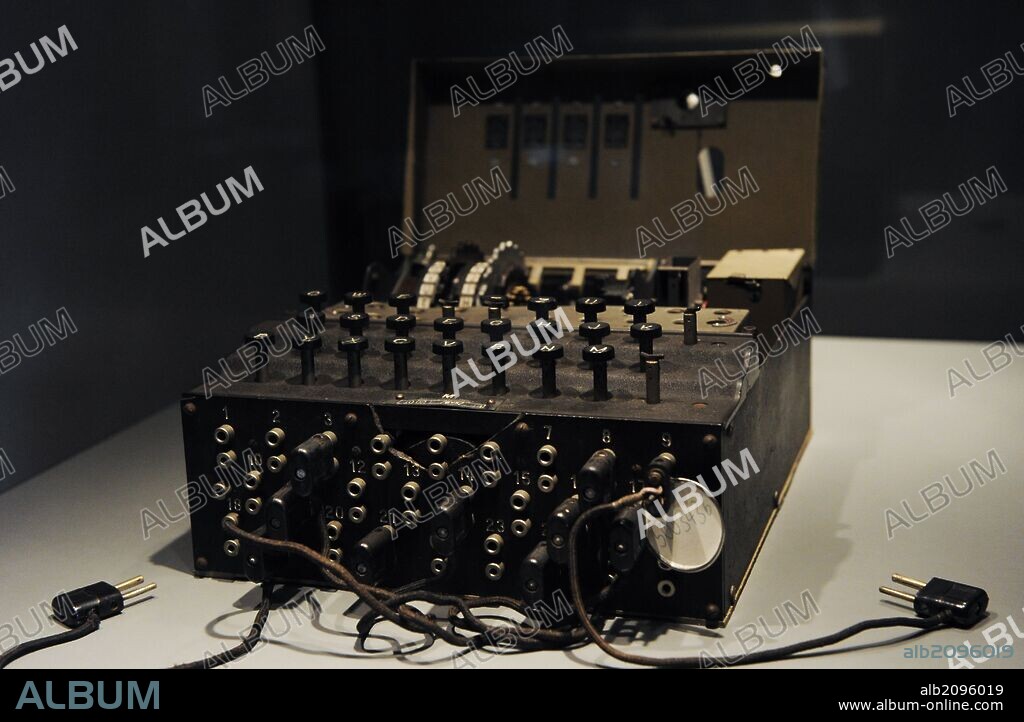 ENIGMA, máquina que disponía de un mecanismo de cifrado rotatorio. Usada tanto para cifrar como para descifrar mensajes. En uso desde 1920. Utilizada por las fuerzas militares de Alemania desde 1930. inventado por el ingeniero alemán Arthur Scherbius. Modelo ENIGMA del año 1943. Deutsches Technikmuseum. Berlin. Alemania.
