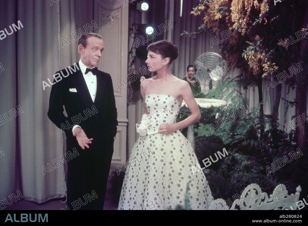 AUDREY HEPBURN und FRED ASTAIRE in FUNNY FACE, 1957, unter der Regie von STANLEY DONEN. Copyright PARAMOUNT PICTURES.