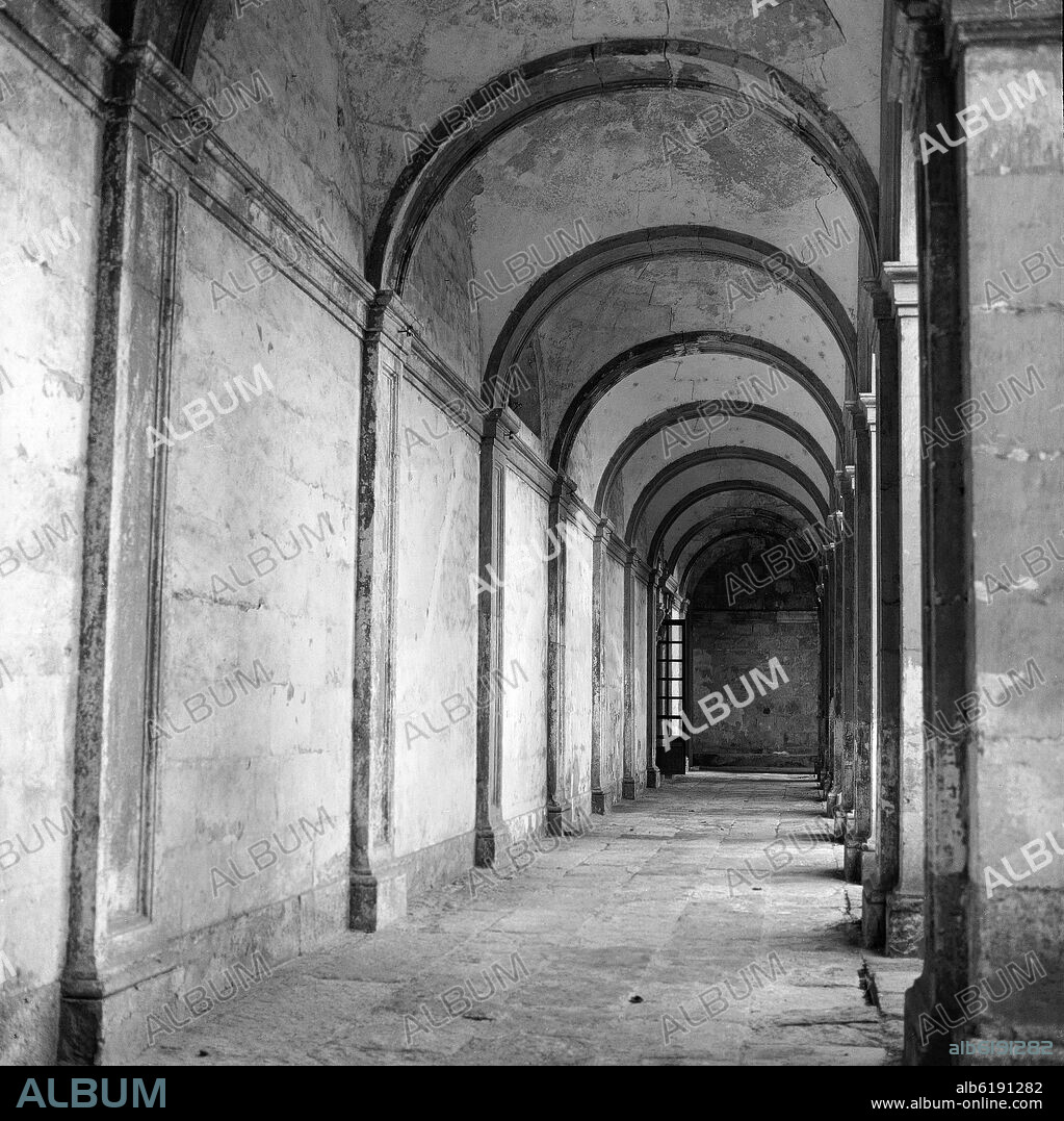 GALERIA DEL CLAUSTRO NEOCLASICO DE LA CATEDRAL DE ALMERIA CONSTRUIDO EN 1787 - FOTOGRAFIA EN BLANCO Y NEGRO - AÑOS 50.