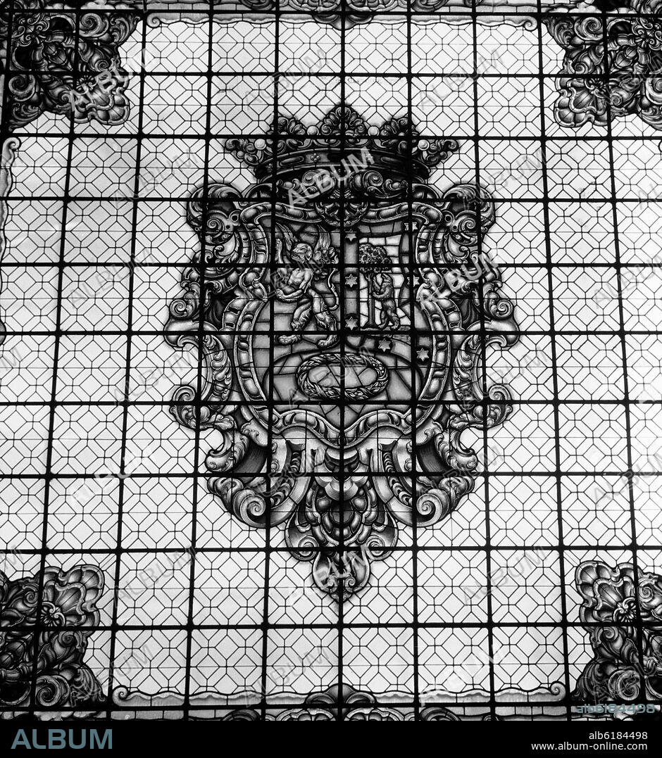 CASA MAUMEJEAN-1860 VIDRIERAS ARTISTICAS. VIDRIERA DEL PATIO DE CRISTALES DEL AYUNTAMIENTO DE MADRID REALIZADA EN LOS AÑOS 40 - FOTOGRAFIA EN BLANCO Y NEGRO - AÑOS 60 -.