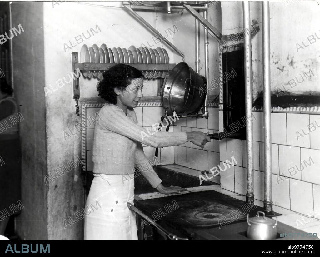 Noviembre 1934. La cocina de la casa del "duende de Zaragoza", en el número 2 de la calle Gascón de Gotor.