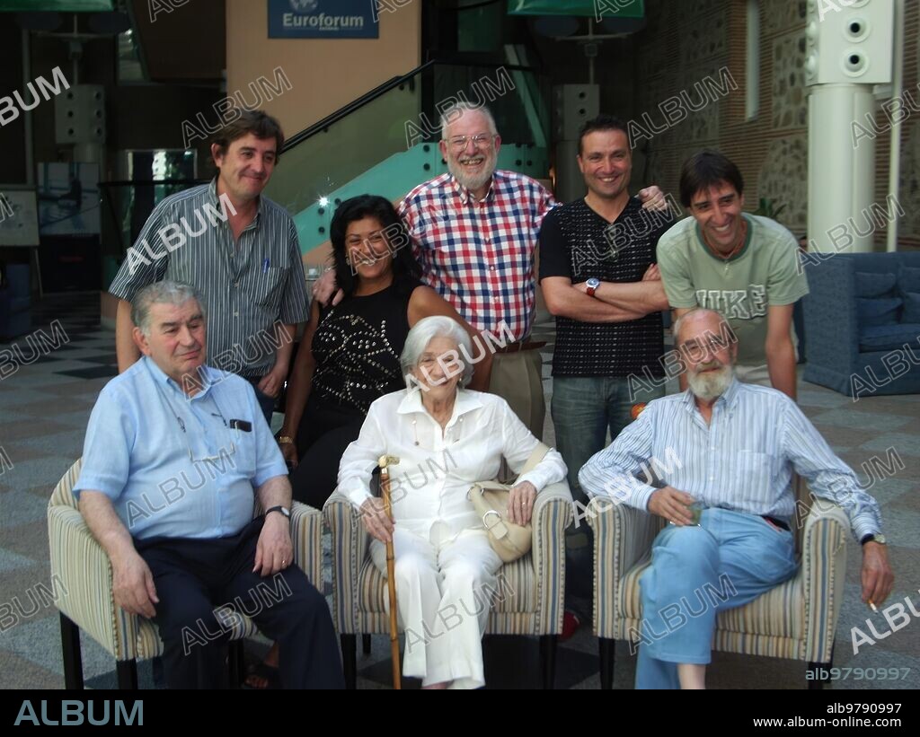 San Lorenzo de El Escorial (Madrid). 02/08/2005.  Cursos de Verano de El Escorial. Ana María Matute, Luis García Montero, Almudena Grandes, Ángel González Muñiz, junto a otros organizadores del curso.