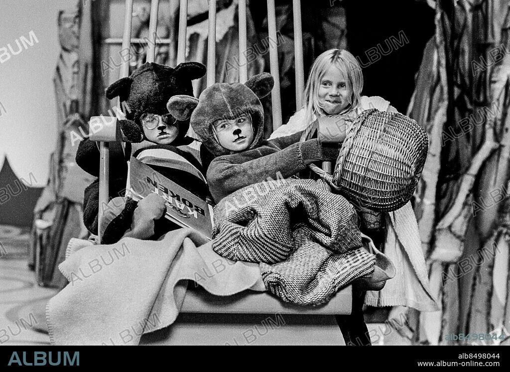 1972-10-10. Inspelning av FRÖKEN ENSAM HEMMA ÅKER GUNGSTOL. Barnmusical i TV efter en bok av Gunnel Linde med musik av Ulf Peder Olrog och Håkan Norlén. Sänt första gången 1973-02-11. Anna Wallin som fröken Ensam Hemma, Pontus Hultgren som Brumbo och Mattias Liljefors som Nalleminstingen. Foto: Bertil S-son Åberg / RiR / SVT / Kod: 5600 Bild och artikel publ. i RiR 7/73 sid. 54-55. RiR 20648 sv/v neg persons: PONTUS HULTGREN;ANNA WALLIN;MATTIAS LILJEFORS sites: SVERIGE.