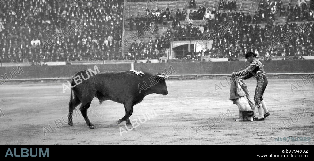 Barcelona, 17/03/1912. Novillada de Campos Varela en la Plaza Nueva. Joselito el Gallo citando novillo con el capote.