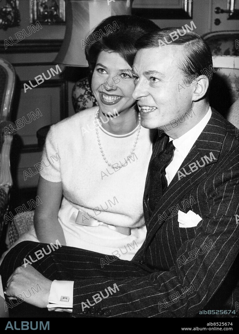 ARKIV STOCKHOLM 19631219.. Förlovningen mellan prinsessan Désirée och baron Niclas Silfverschiöld offentliggörs på Kungliga Slottet.. Foto: AB Text & Bilder / SVT / Kod: 5600. Bonnierarkivet. Kritstrecksrandigt Sidbenor Lende.