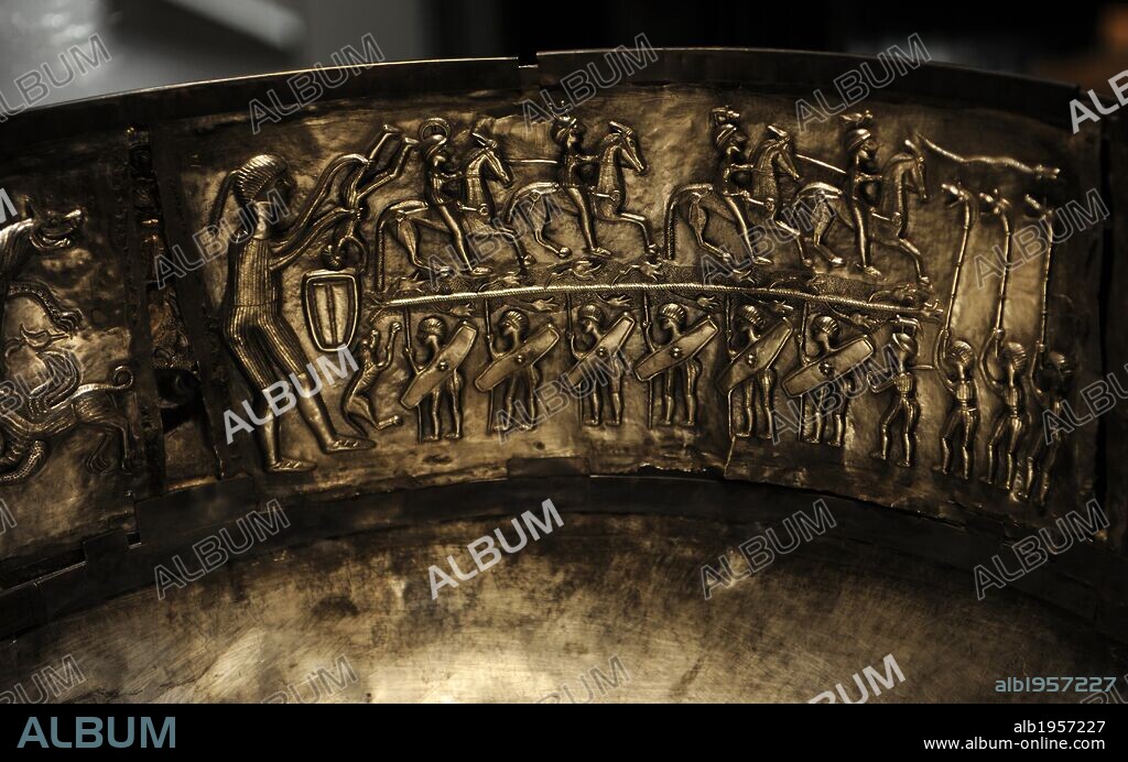 ARTE PREHISTORIA. EDAD DE LOS METALES. NORTE EUROPA. EL CALDERO DE GUNDESTRUP. Fechado durante la Edad del Hierro. En Dinamarca comprende el entre el año 500 aC hasta el 400 dC. Edad de Hierro celta (500-1 aC). El caldero de plata fue depositado durante un ritual en el Pantano de Rævemosen, cerca de Gundestrup en Himmerland. Ricamente decorado. Detalle. Museo Nacional. Copenhague. Dinamarca. Norte Europa.