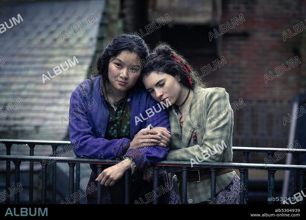 DARCI SHAW y THADDEA GRAHAM en LOS IRREGULARES, 2021 (THE IRREGULARS), dirigida por JOSS AGNEW. Copyright DRAMA REPUBLIC.