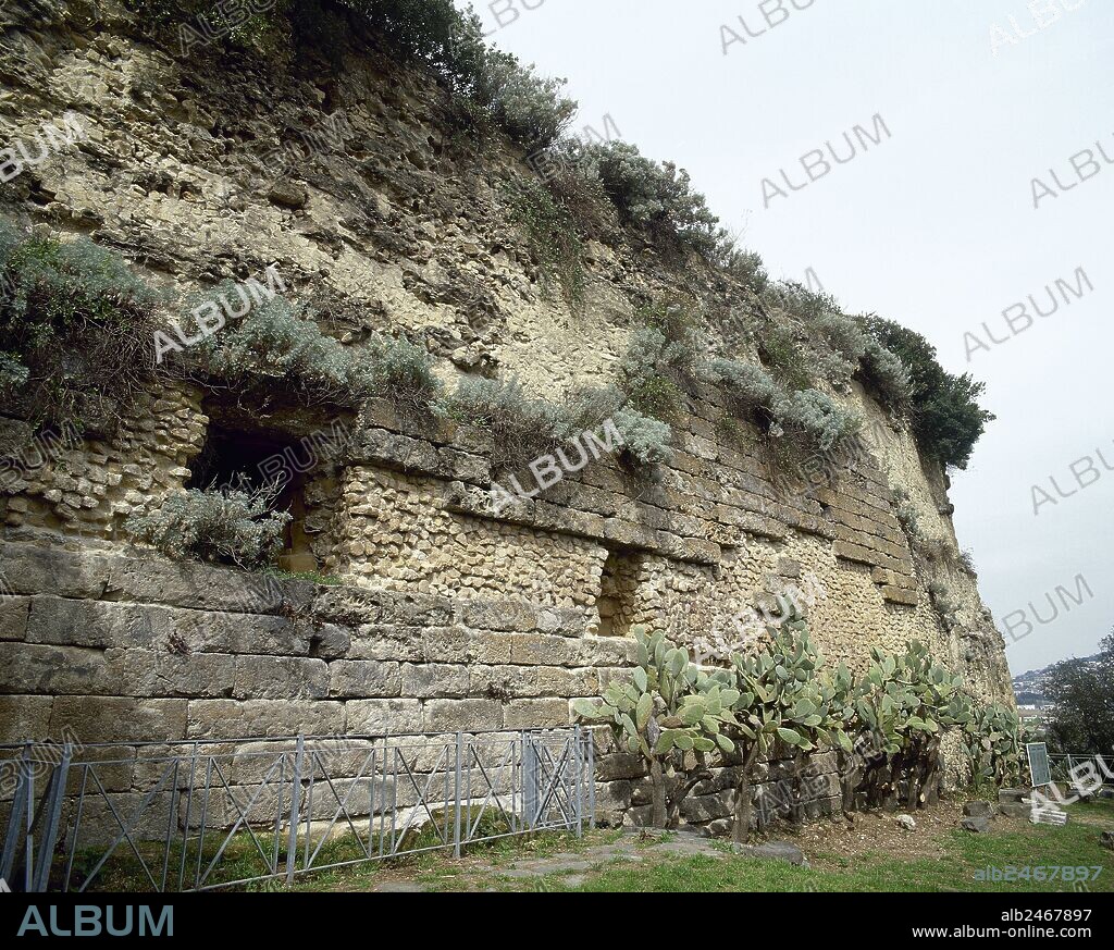 MAGNA GRECIA. RECINTO ARQUEOLOGICO DE CUMAS. Antigua población de la costa occidental de Campania. Construída sobre un promontorio volcánico, fundada por los griegos de Calcis y Eubea. Vista de uno de los muros de la ciudad. Región de La Campania. ITALIA.