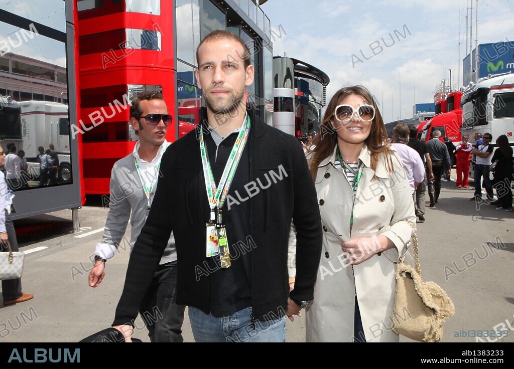 Gonzalo Miró y su novia Amaia Montero pasean por el padock del Gran Premio de España de F1.