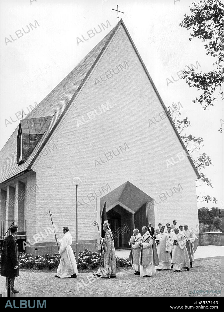 STOCKHOLM 1959-10-04. Präster och kyrkvärdar i procession tågar ut ur Ängby kyrka i Blackeberg med stiftsadjunkt Lars Hirsch i spetsen tätt följd av biskop Helge Ljungberg, i samband med invigningen av kyrkan söndagen 4:e oktober 1959.. Foto: Gunnar Lantz / SvD / TT / Kod: 11014.