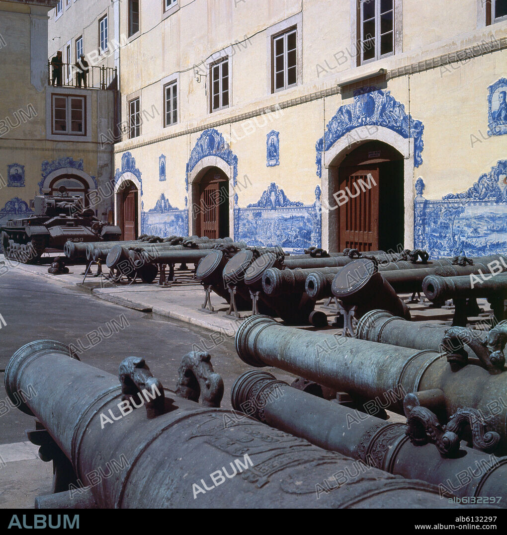 CAÑONES EN EL PATIO DEL MUSEO MILITAR DE LISBOA.