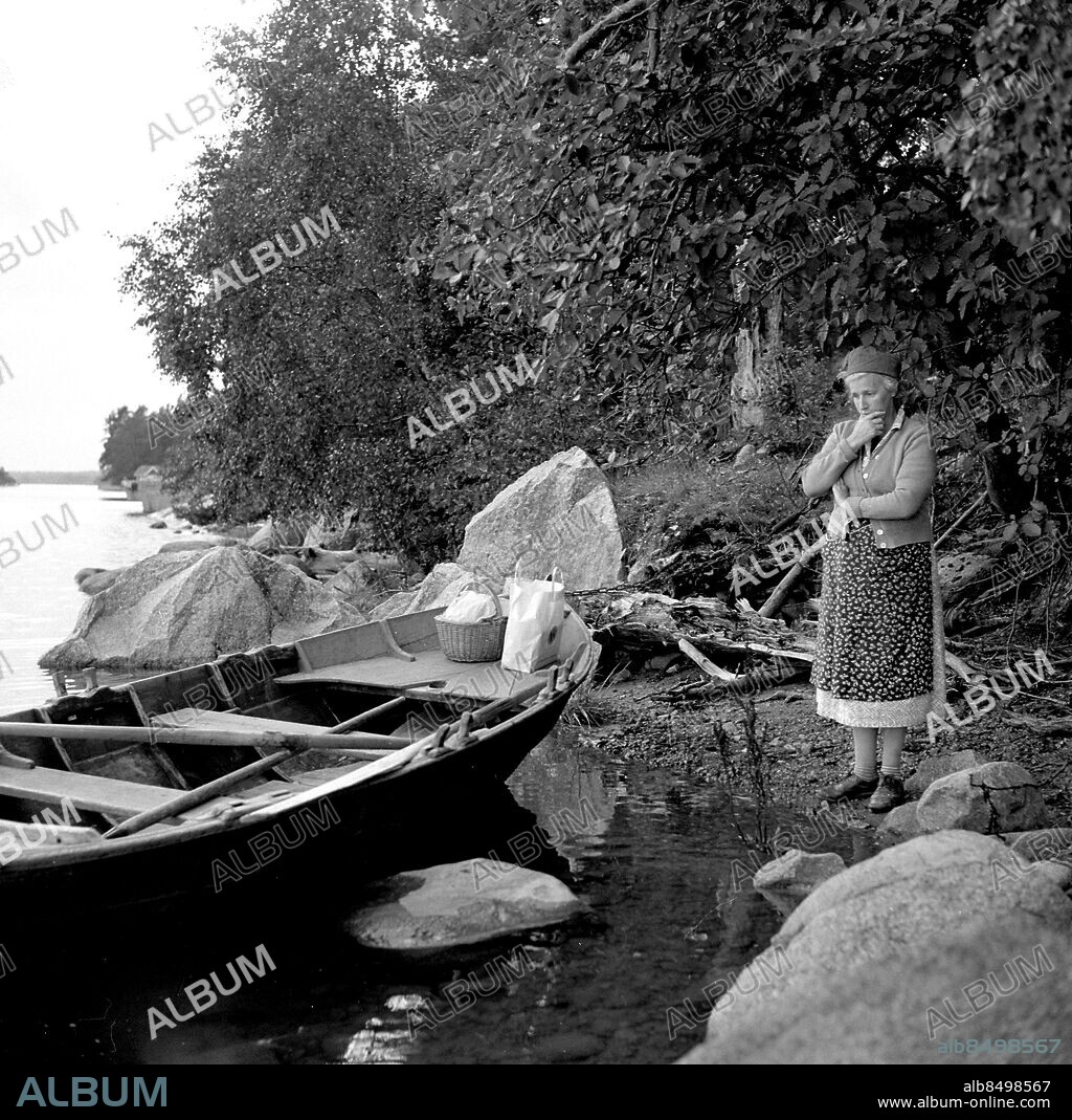 SIARÖ 1960-09-09. Jussi Björling är död. En grannkvinna på Siarö, där Björling hade sitt sommarhus, sörjer.. Swedish opera singer Jussi Björling is dead. A neighbour at Siarö where he had his summer hous is mourning.. Bilden publicerad i Jacob Forsells bok "Jussi Sången Männniskan Bilderna".. Foto: TT / Kod 1900.