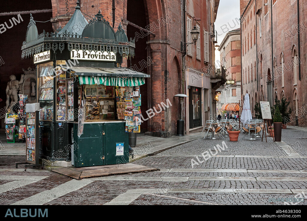 Cremona, piazza del Comune: the oldest newspaper kiosk in the town.