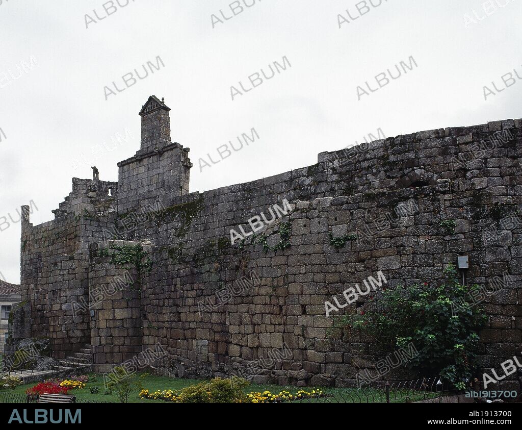 ARTE GOTICO-TARDIO. ESPAÑA. CASTILLO DE LOS SARMIENTO. Fortaleza que data de la segunda mitad del siglo XV, al instituirse el Condado de Ribadavia en favor de D. Bernardino Pérez Sarmiento. Vista del exterior de una parte del recinto amurallado que circundaba la villa. RIBADAVIA. Provincia de Orense. Galicia.
