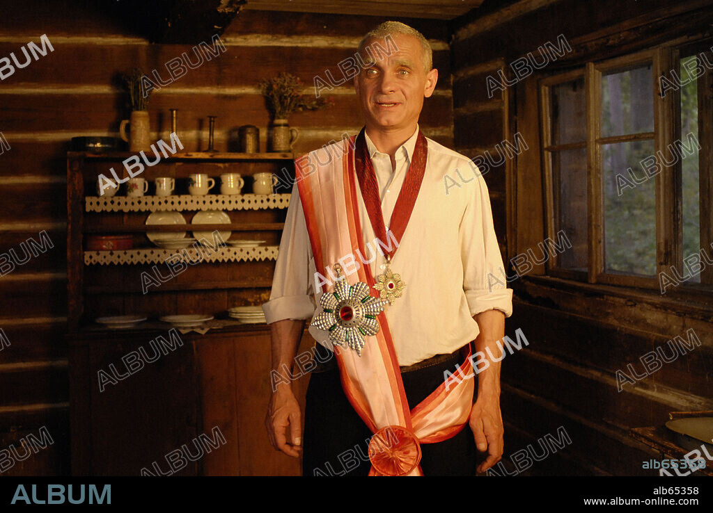 OLDRICH KAISER en YO SERVI AL REY DE INGLATERRA, 2006 (OBSLUHOVAL JSEM ANGLICKÉHO KRÁLE), dirigida por JIRI MENZEL. Copyright AQS/BARRANDOV STUDIOS/MAGIC BOX SLOVAKIA/TV NOVA/UPP.